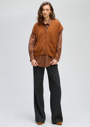 LD&CO Knitwear Button Vest in Nutmeg