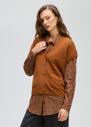 LD&CO Knitwear Button Vest in Nutmeg