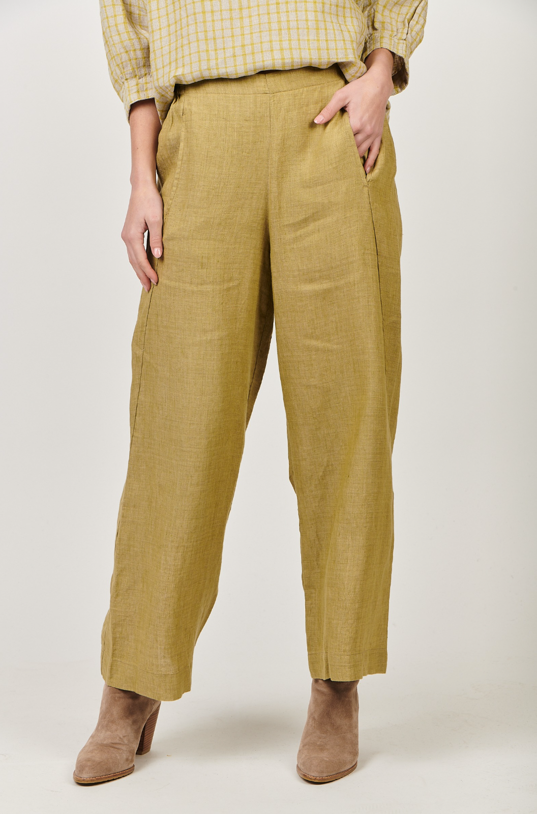 Naturals by O & J Linen Pant in Peridot