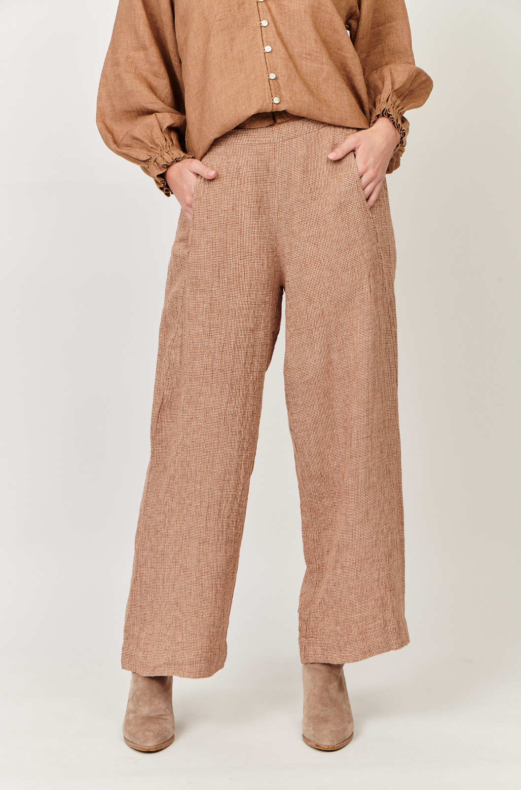 Naturals by O & J Linen Pant in Chai Puppytooth