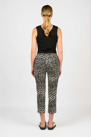 Vassalli Printed Slim Leg 7/8 Length Lightweight Pull on Pant in Beau
