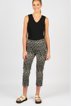 Vassalli Printed Slim Leg 7/8 Length Lightweight Pull on Pant in Beau
