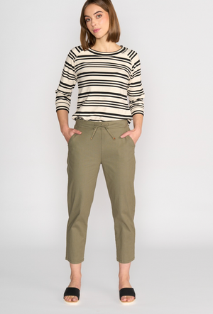 Vassalli Ankle Grazer Slim Leg Elastic Waist Pant in Army