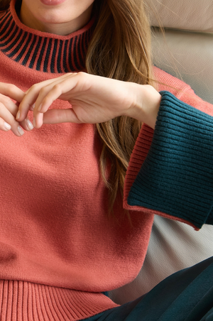 Surkana Two-tone sweater with elastic perkins collar in Tile