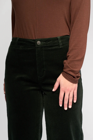 Vassalli Market Cord Straight Leg Ankle Grazer Pant in Forest
