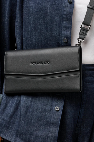 FOX and LEO The Traveller in Black