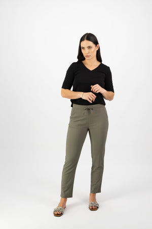 Vassalli Ankle Grazer Slim Leg Elastic Waist Pant in Army