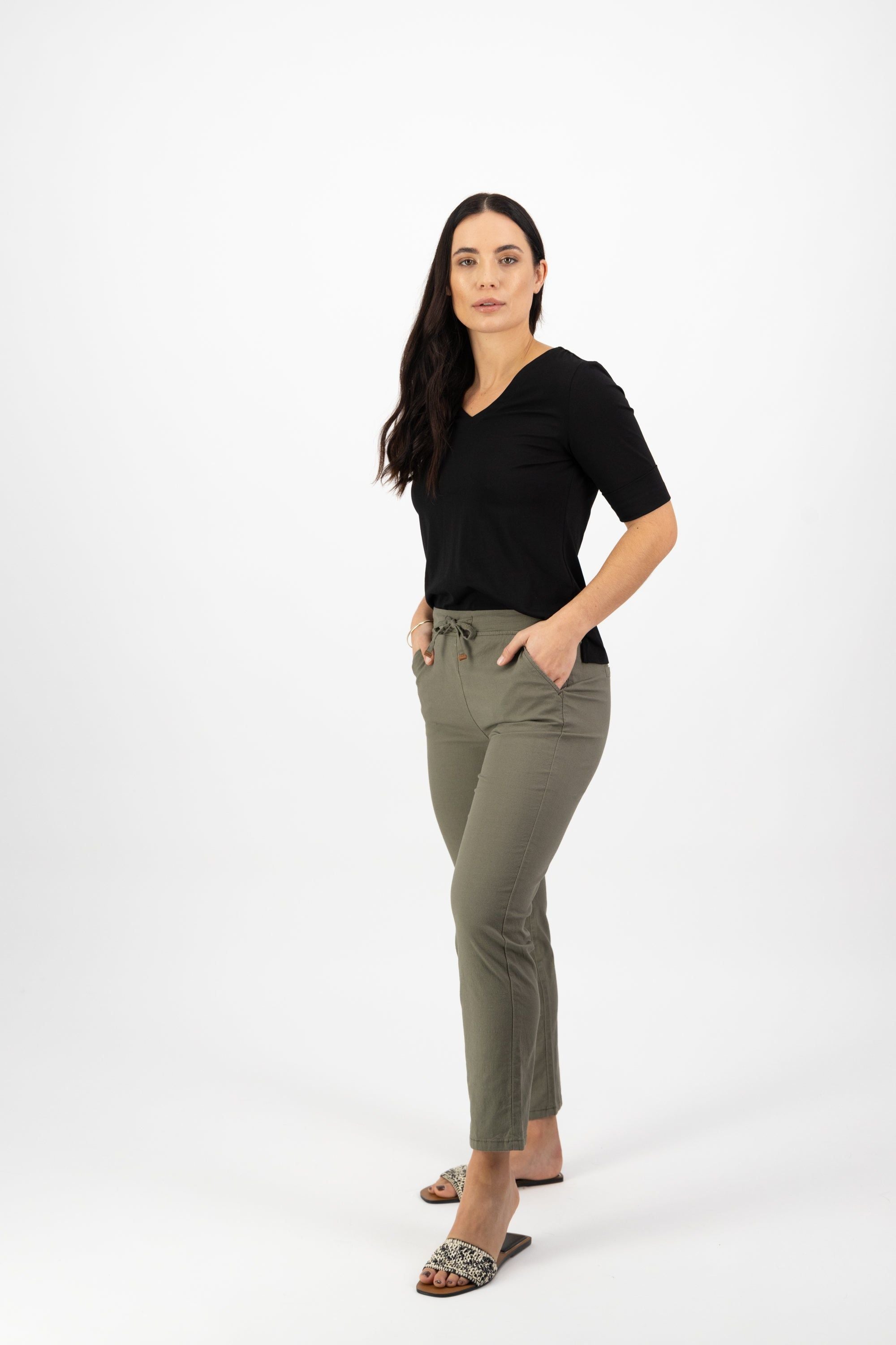 Vassalli Ankle Grazer Slim Leg Elastic Waist Pant in Army