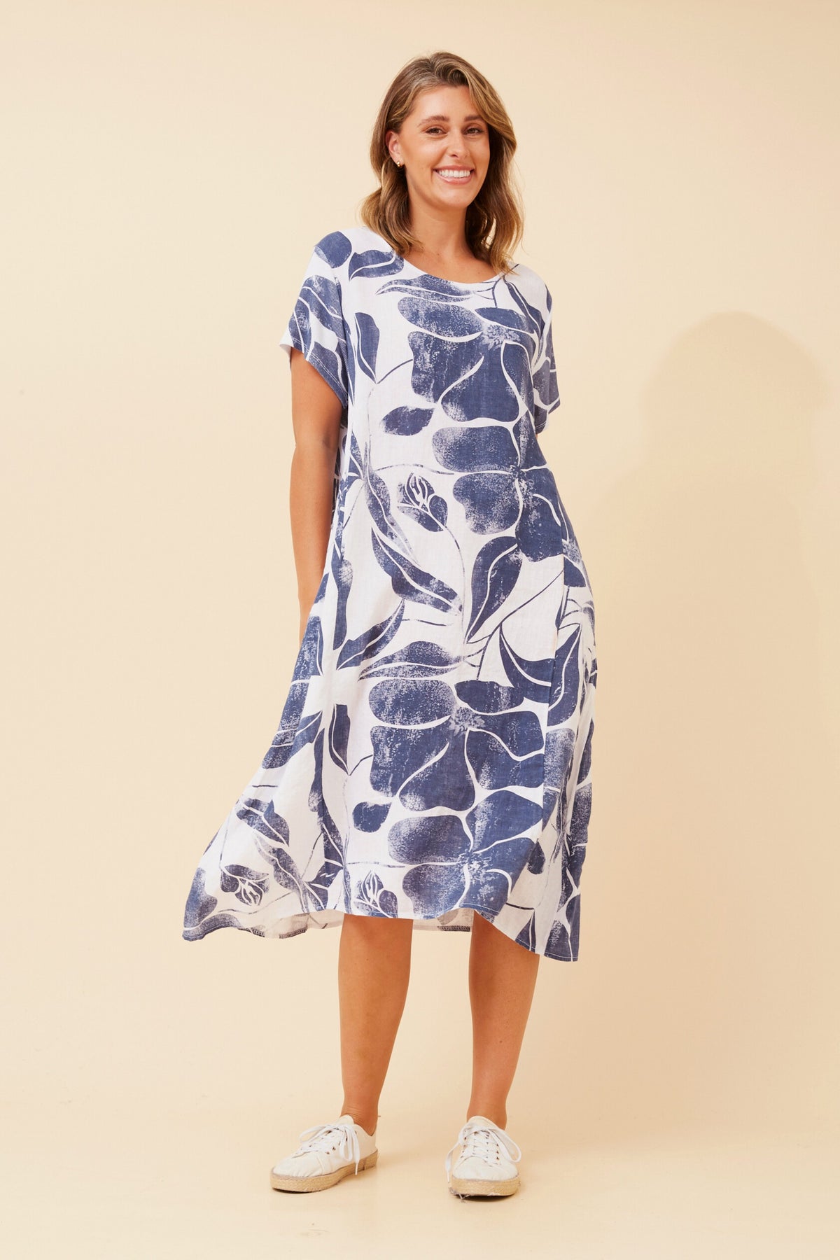 Bottega Moda Short Sleeve Botanical Linen Dress in White Navy