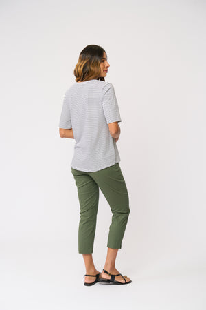 Foil Fuss Free Taper Trapeze Capri Pant in Succulent