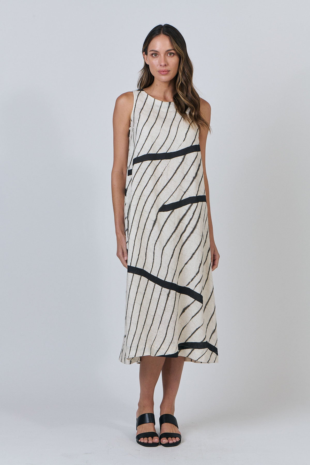 Naturals by O & J Linen Sleeveless Dress in Isobars