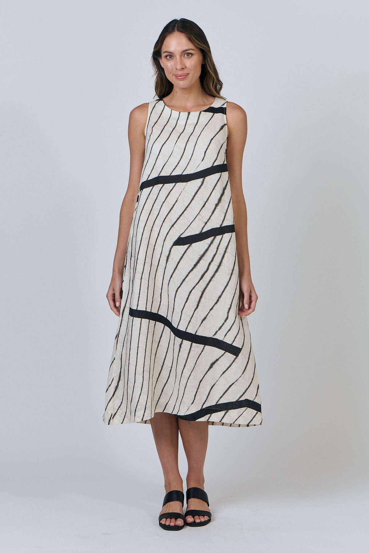 Naturals by O & J Linen Sleeveless Dress in Isobars