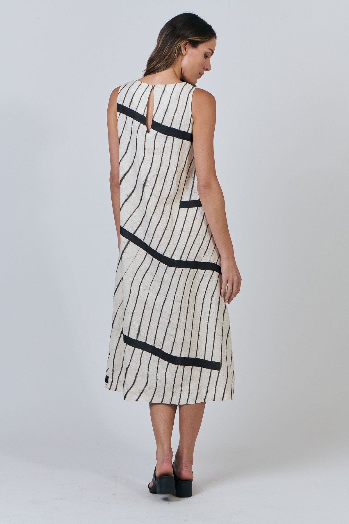 Naturals by O & J Linen Sleeveless Dress in Isobars