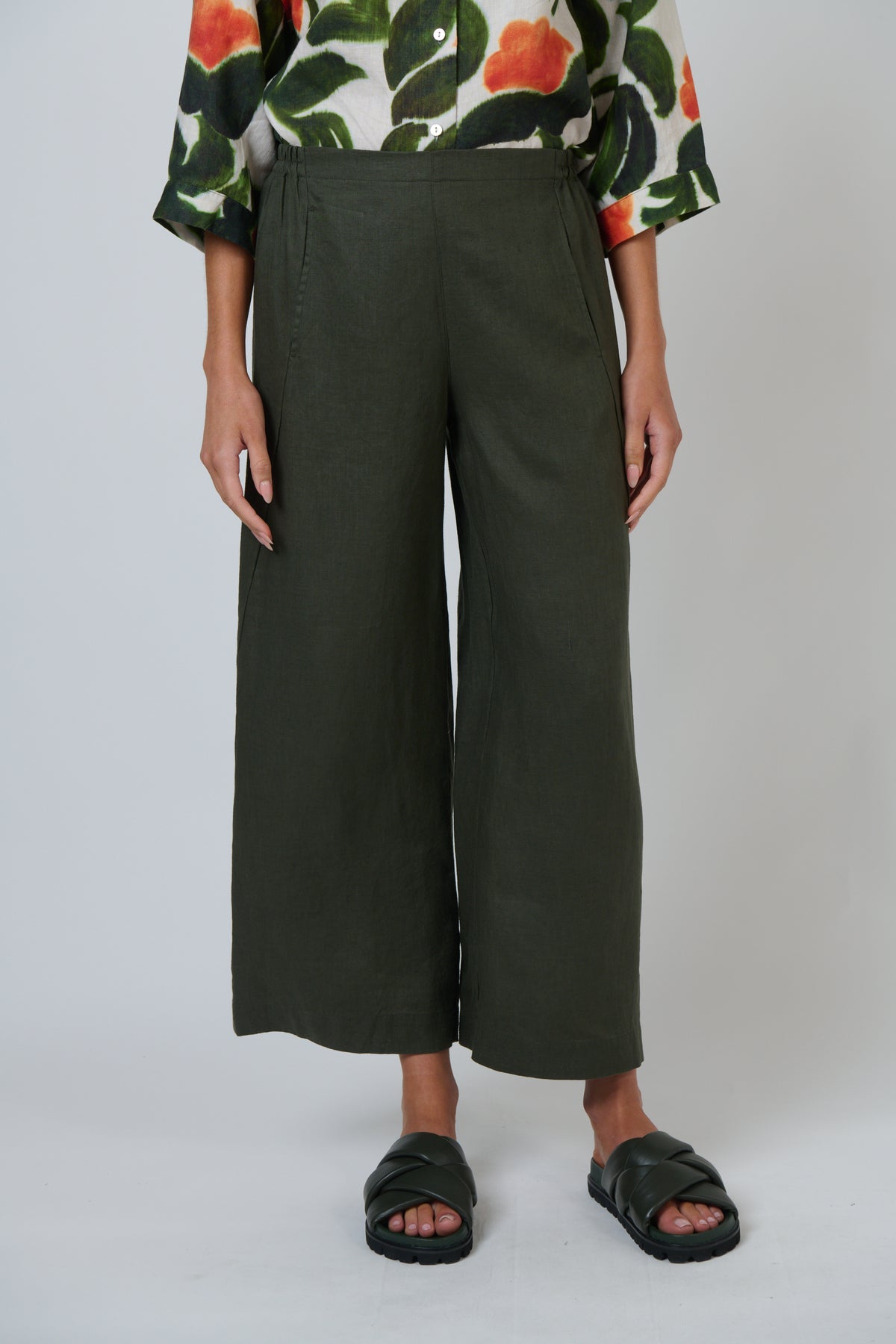 Naturals by O & J Linen Pant in Topiary