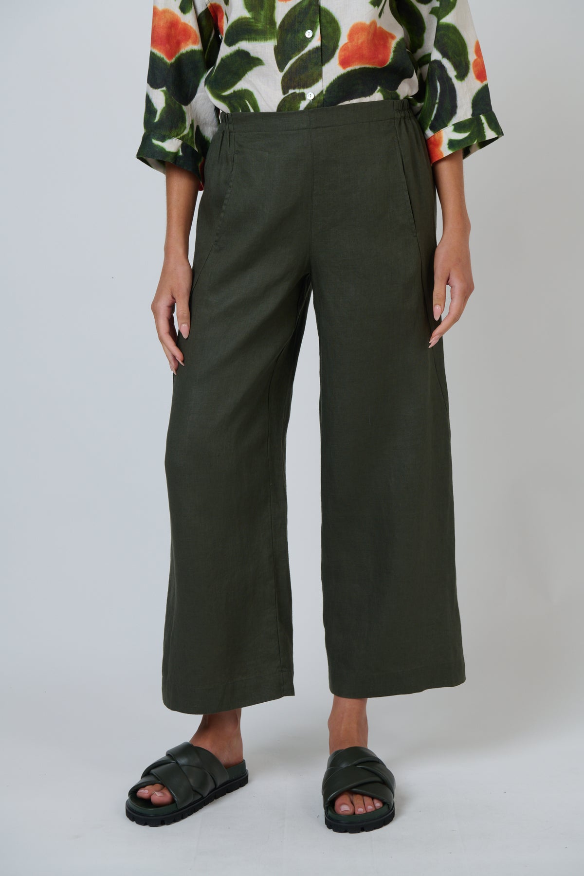 Naturals by O & J Linen Pant in Topiary