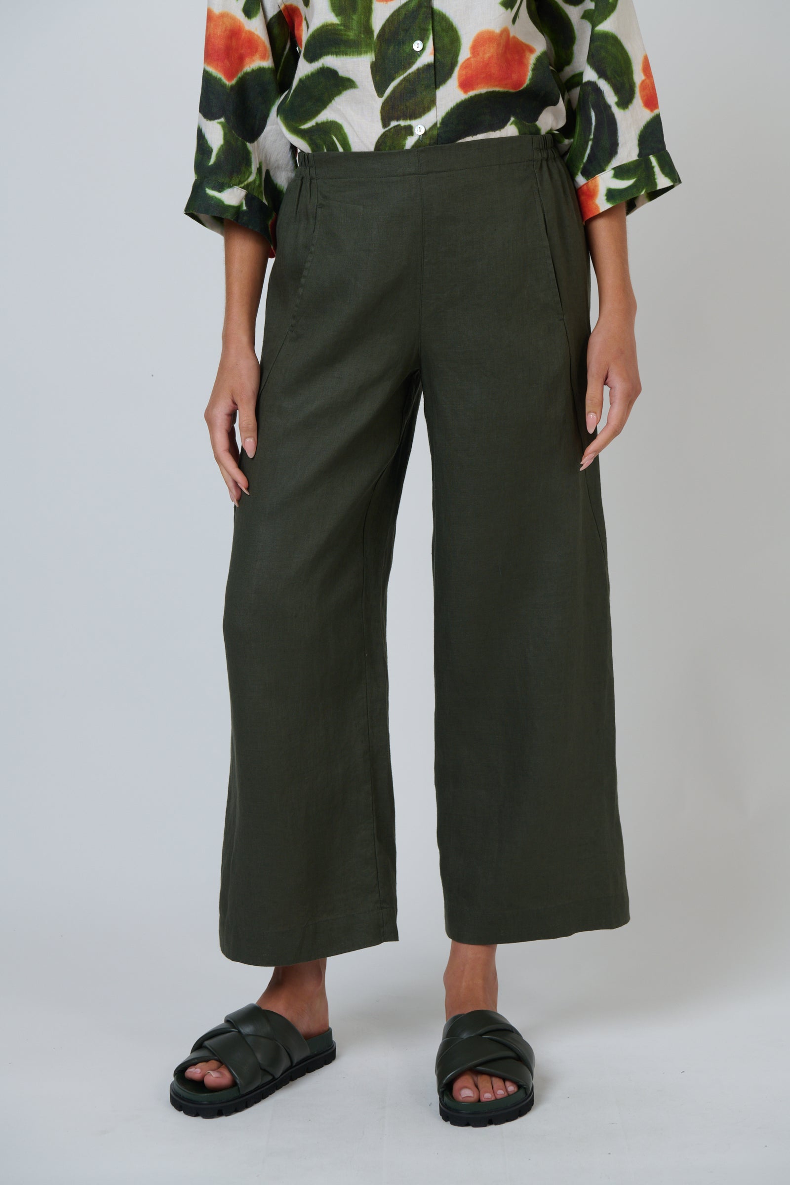 Naturals by O & J Linen Pant in Topiary