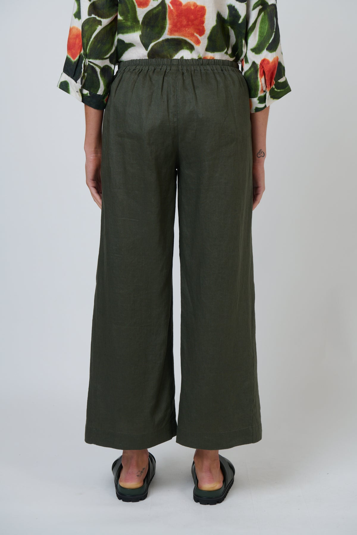 Naturals by O & J Linen Pant in Topiary
