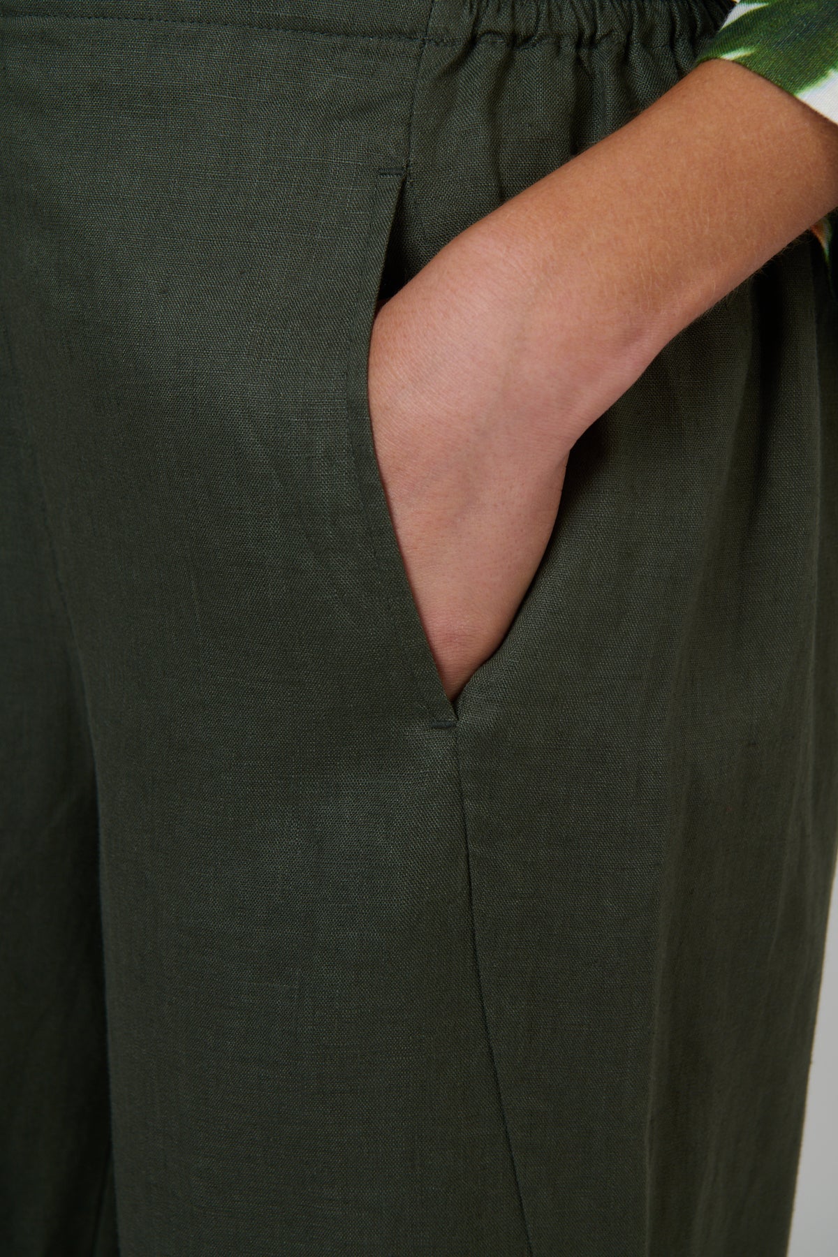 Naturals by O & J Linen Pant in Topiary