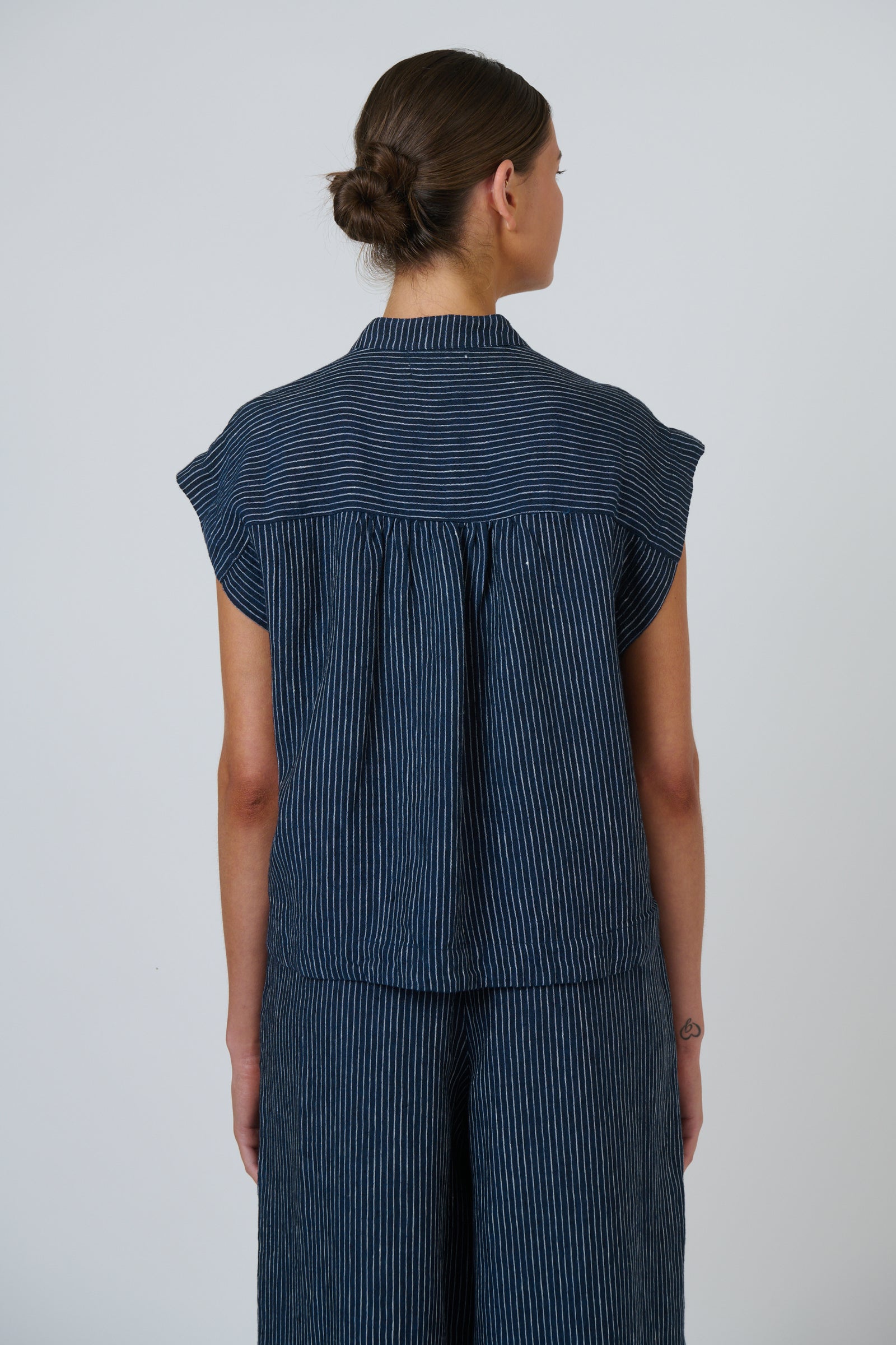 Naturals by O & J Linen Cap Sleeve Shirt in Streamlined