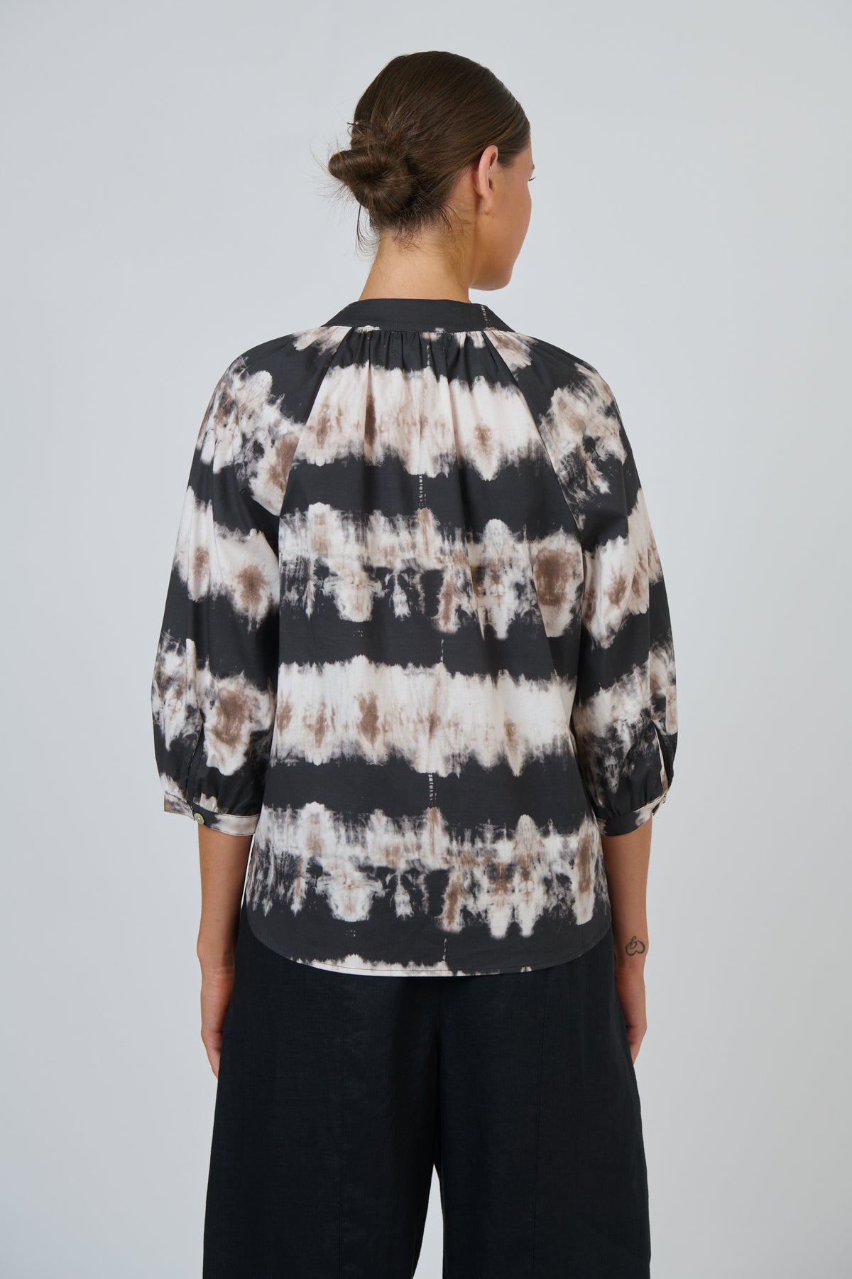 Naturals by O & J Ruched V Neckline Long Sleeve in Eruption