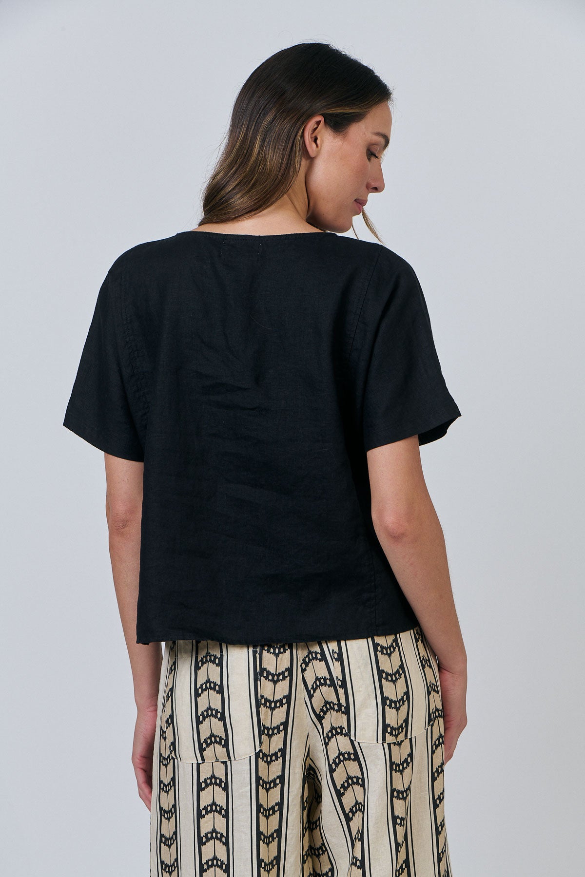 Naturals by O & J Linen Tee in Black