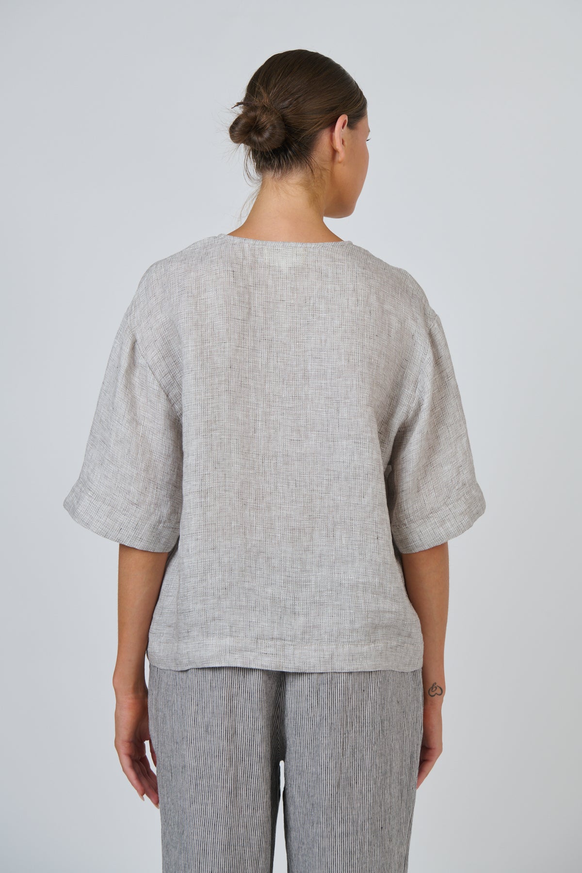 Naturals by O & J Escape Linen Top in Chai