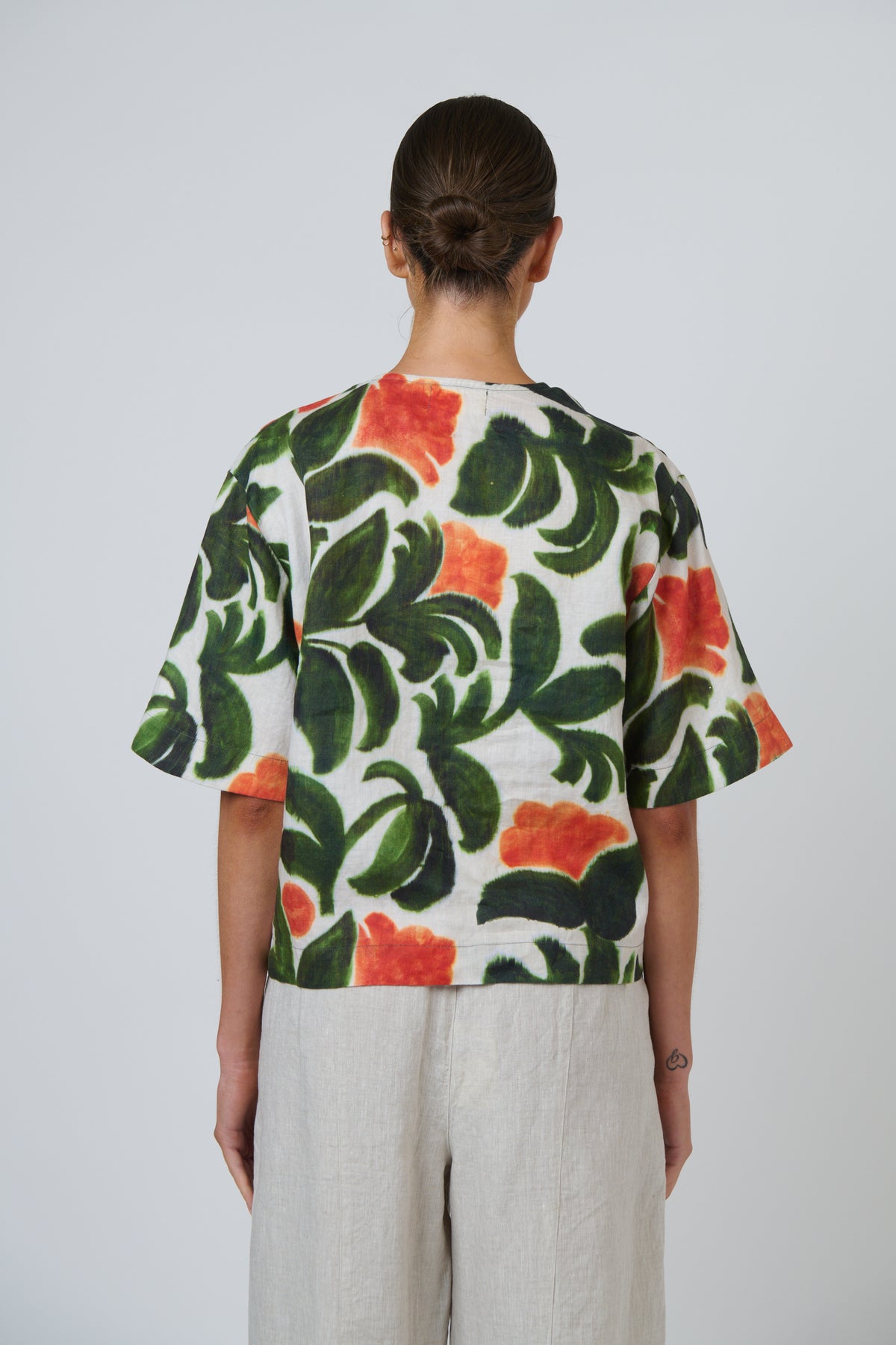 Naturals by O & J Escape Linen Top in Tuileries