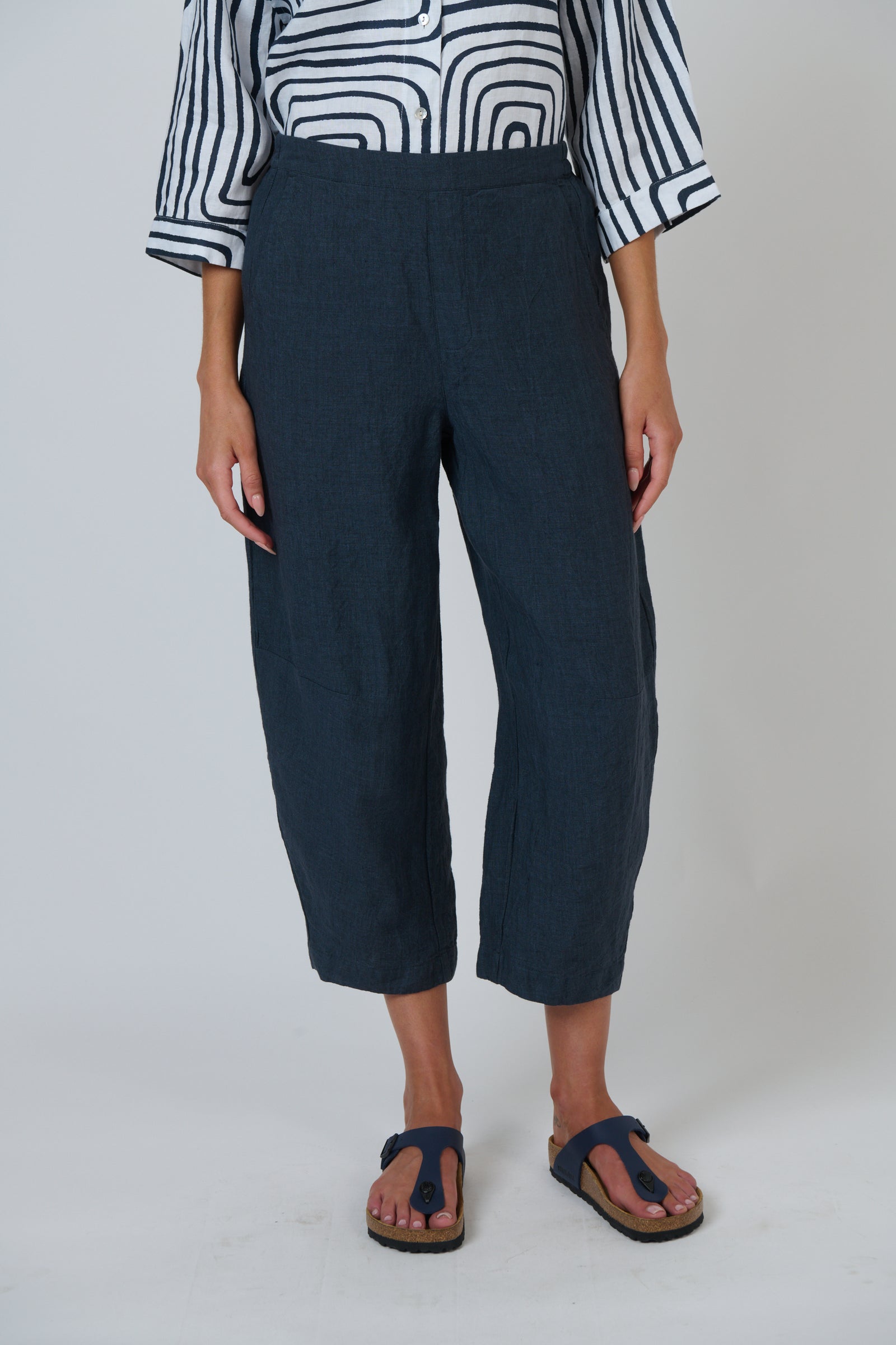 Naturals by O & J Relaxed Cropped Linen Pants in Gunsmoke