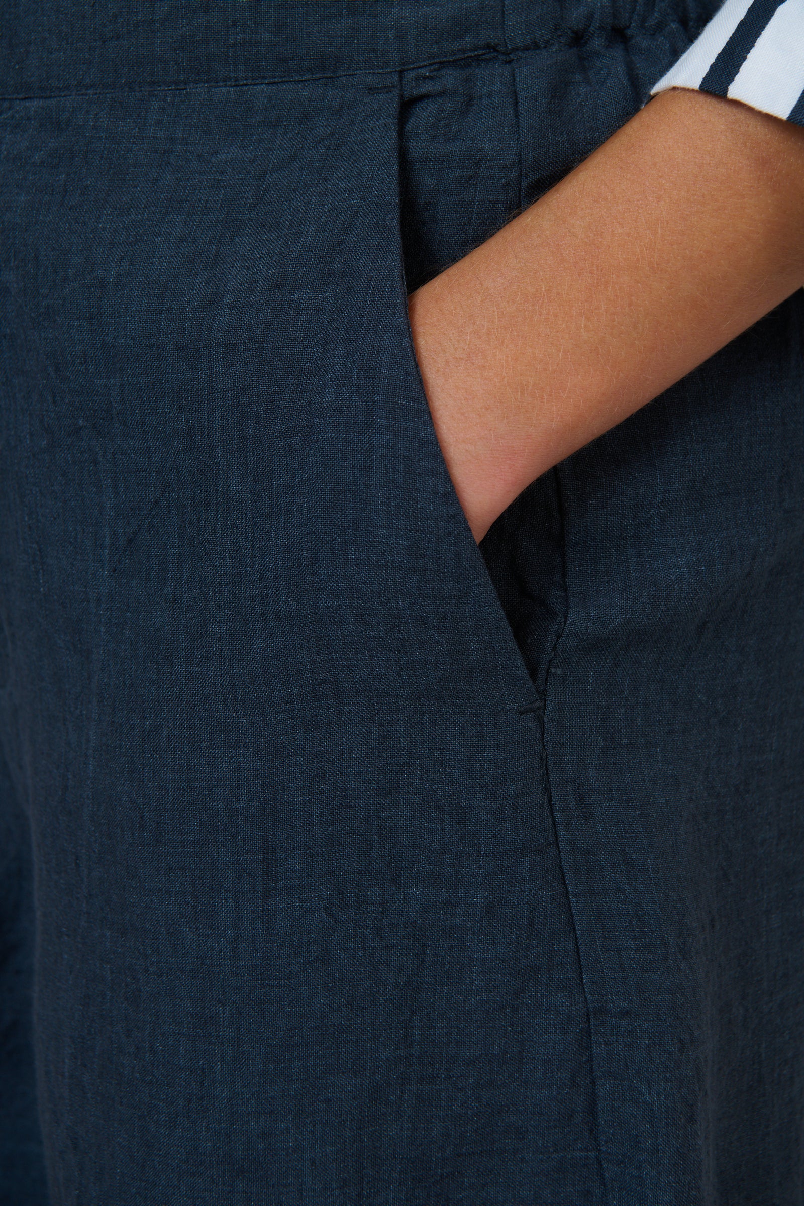 Naturals by O & J Relaxed Cropped Linen Pants in Gunsmoke