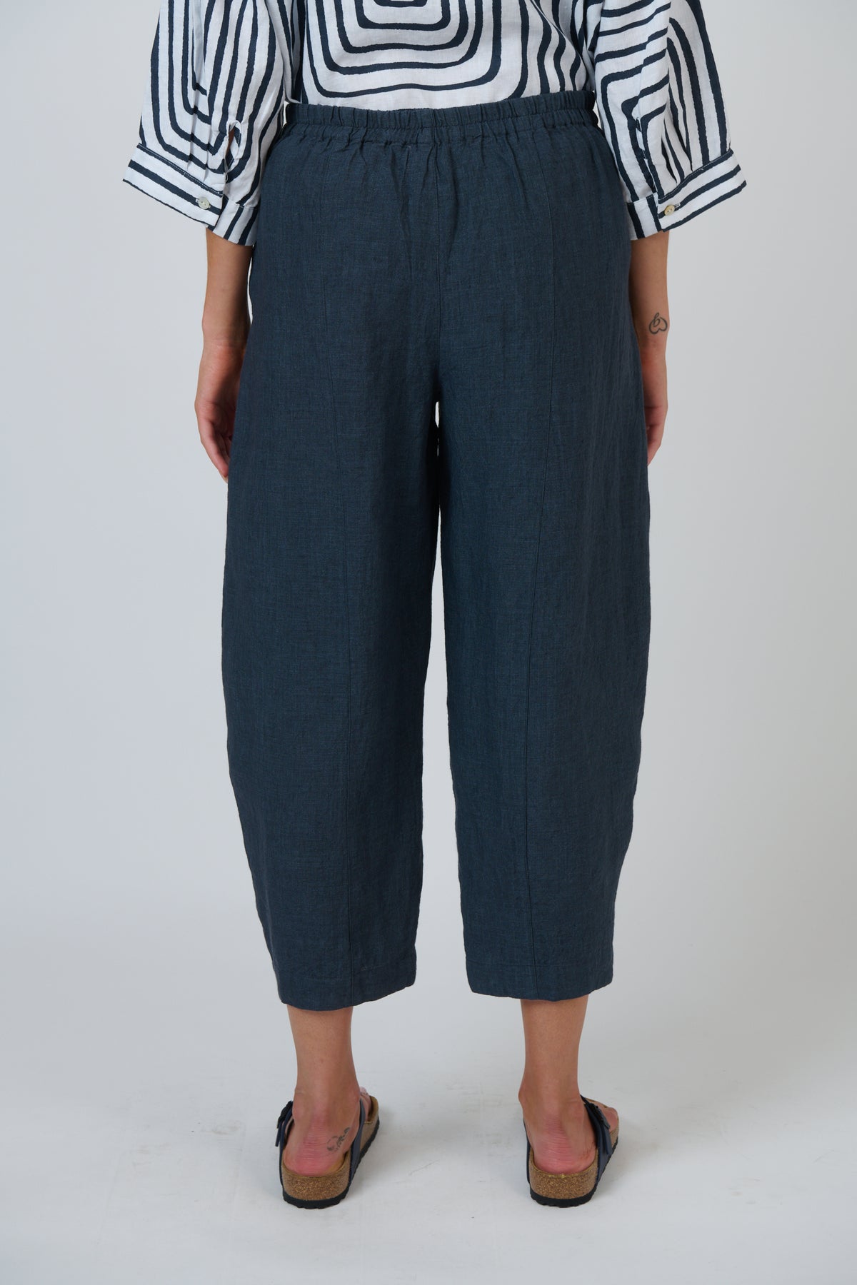 Naturals by O & J Relaxed Cropped Linen Pants in Gunsmoke
