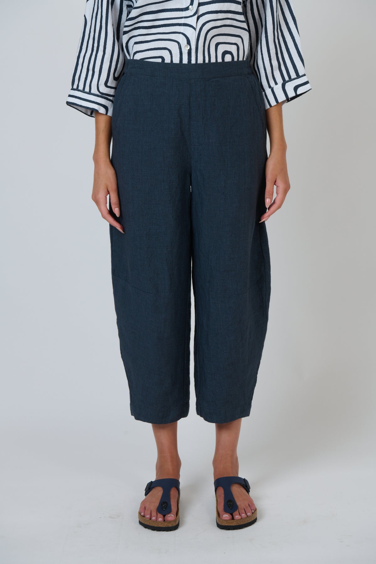 Naturals by O & J Relaxed Cropped Linen Pants in Gunsmoke