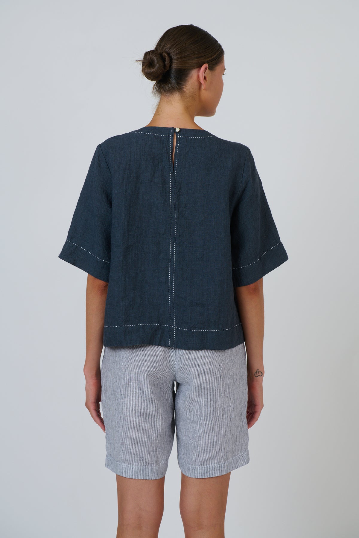 Naturals by O & J Linen Top in Gunsmoke