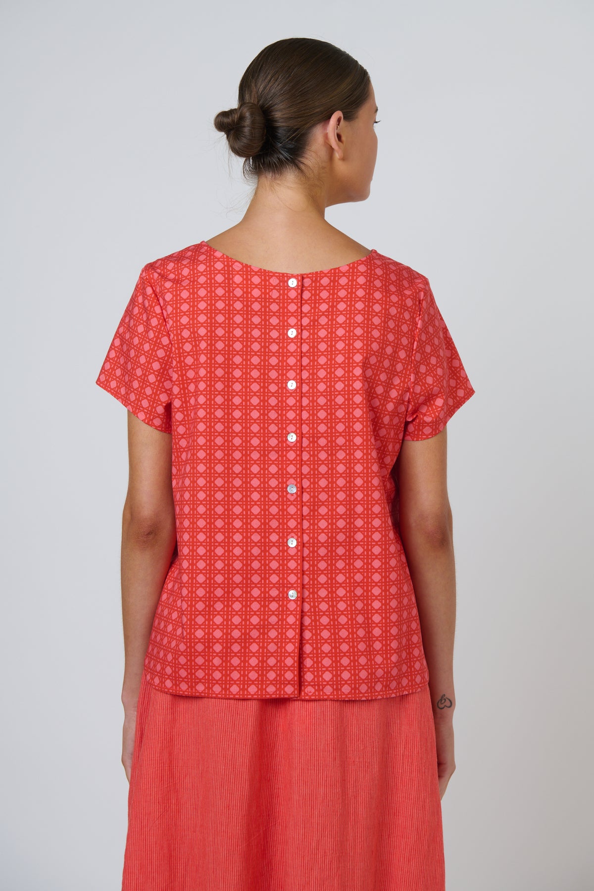 Naturals by O & J Button Back Top in Cannage