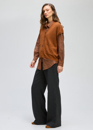 LD&CO Knitwear Button Vest in Nutmeg