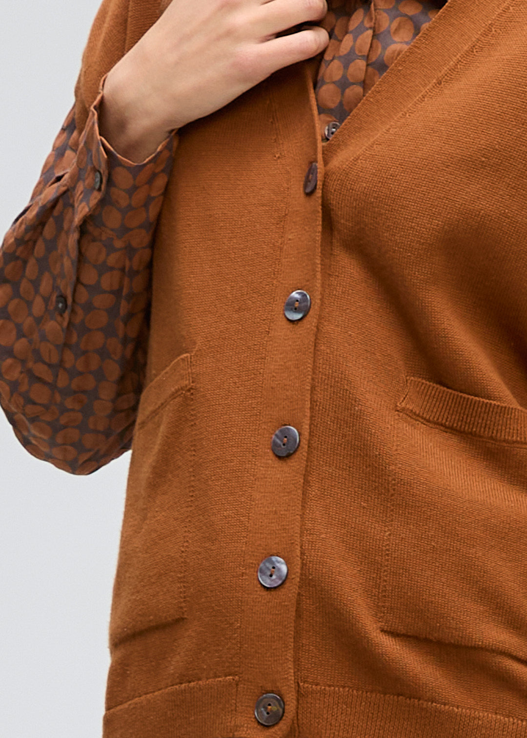 LD&CO Knitwear Button Vest in Nutmeg