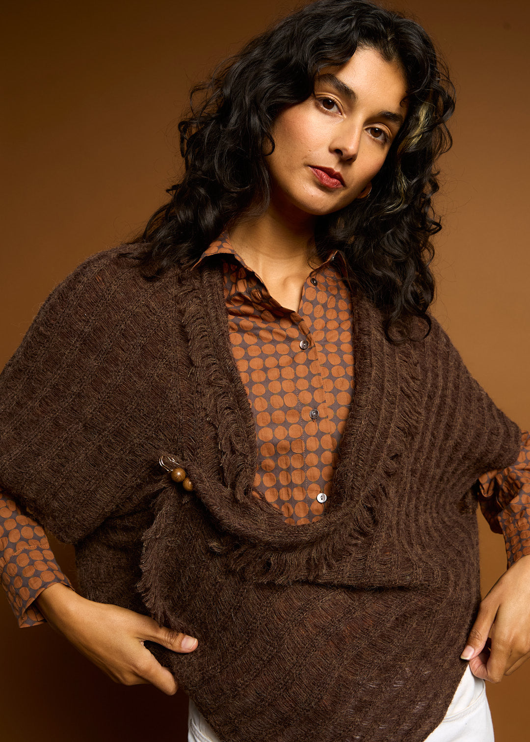 LD&CO Knitwear in Shrug With Pin in Cocoa
