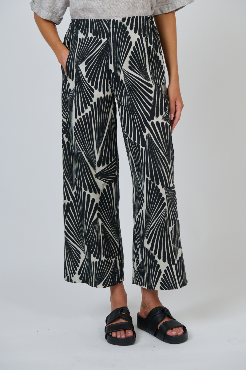 Naturals by O & J Linen Pant in Folies Print