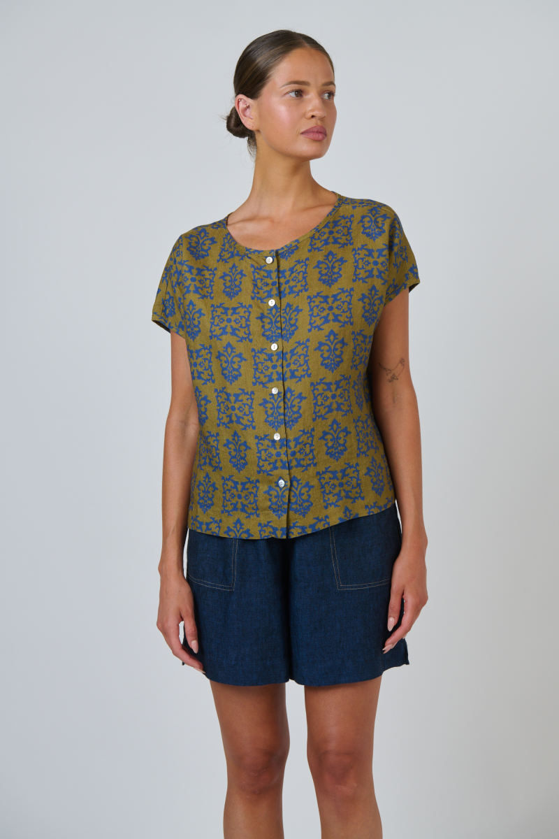 Naturals by O & J Button Down Top in Motif Print