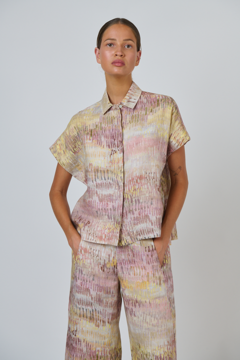Naturals by O & J Collared Linen Top in Jardin Print