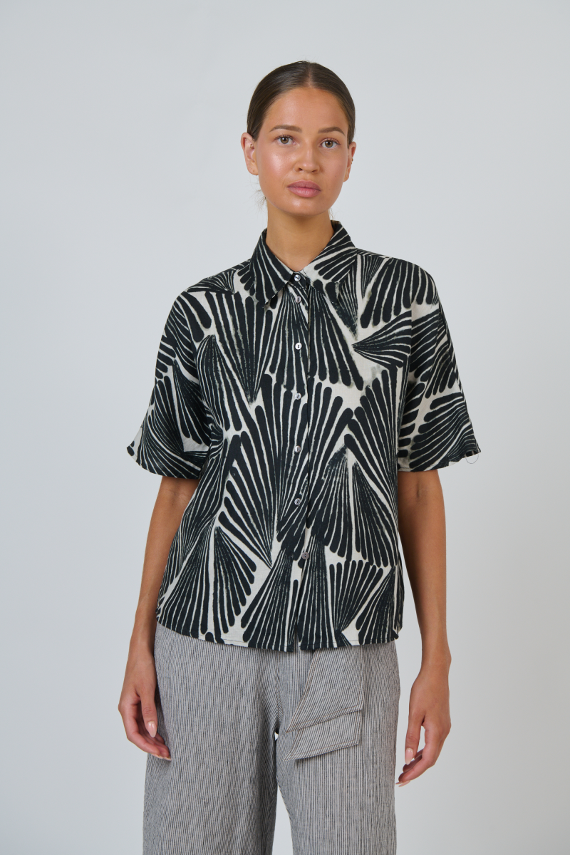 Naturals by O & J Short Sleeve Linen Shirt in Folies