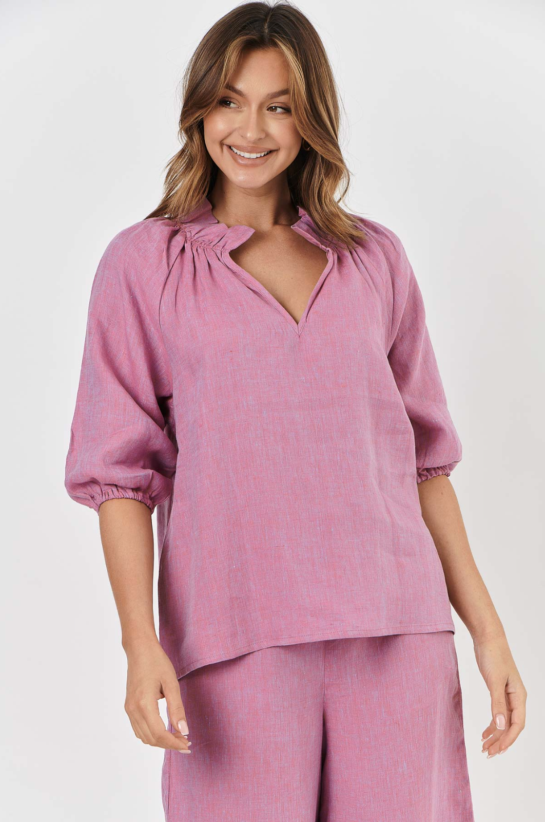 Naturals by O & J Linen Ruched V Neckline Top in Taffy