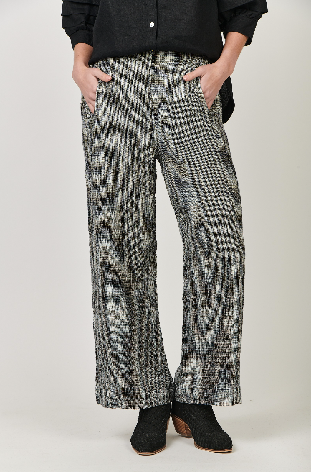 Naturals by O & J Linen Pant in Black Puppytooth