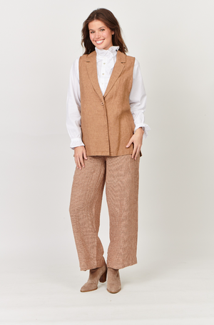Naturals by O & J Linen Vest in Chai Puppytooth