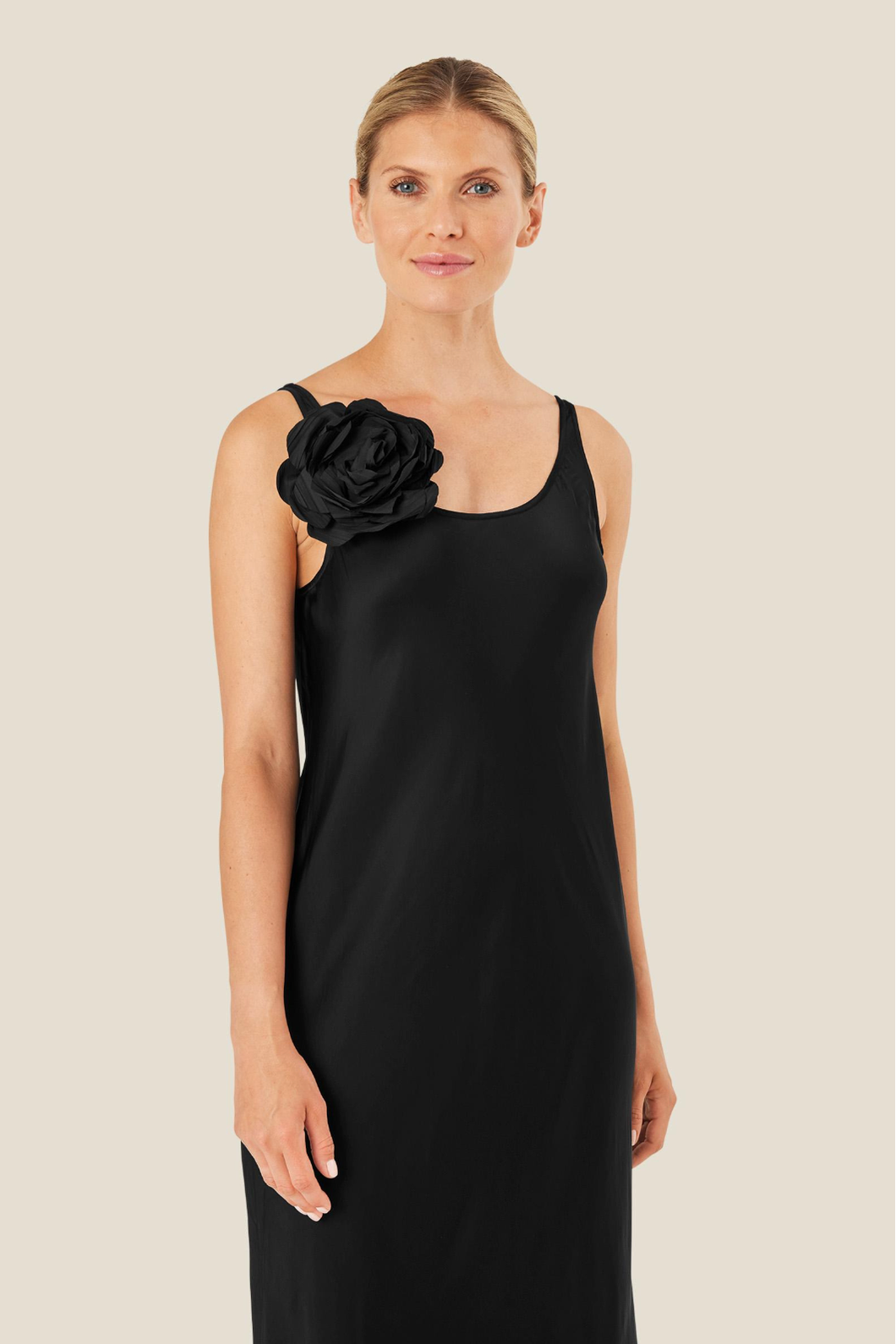 Masai Renna Brooch in Black