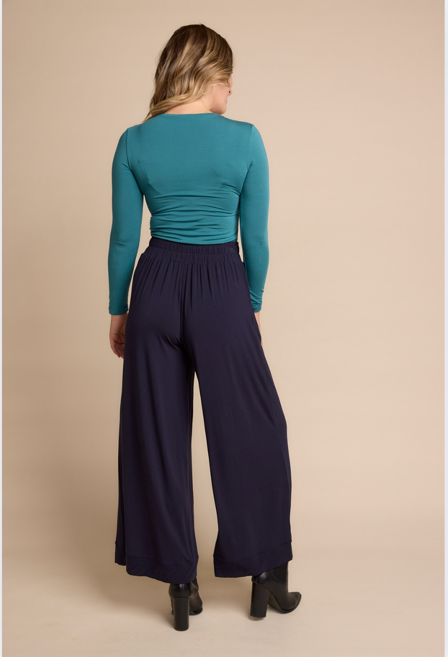 Tani Round neck Long sleeve fitted Tee Top in Peacock