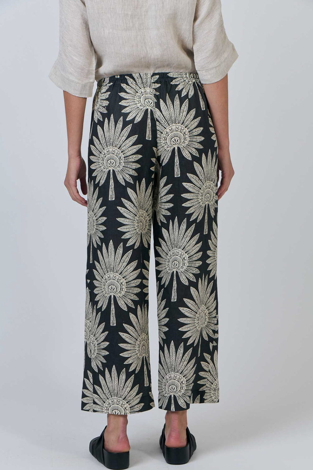 Naturals by O & J Linen Pant in Palm Print