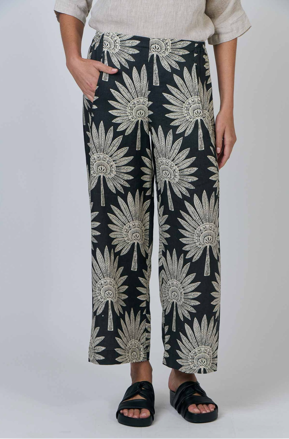 Naturals by O & J Linen Pant in Palm Print