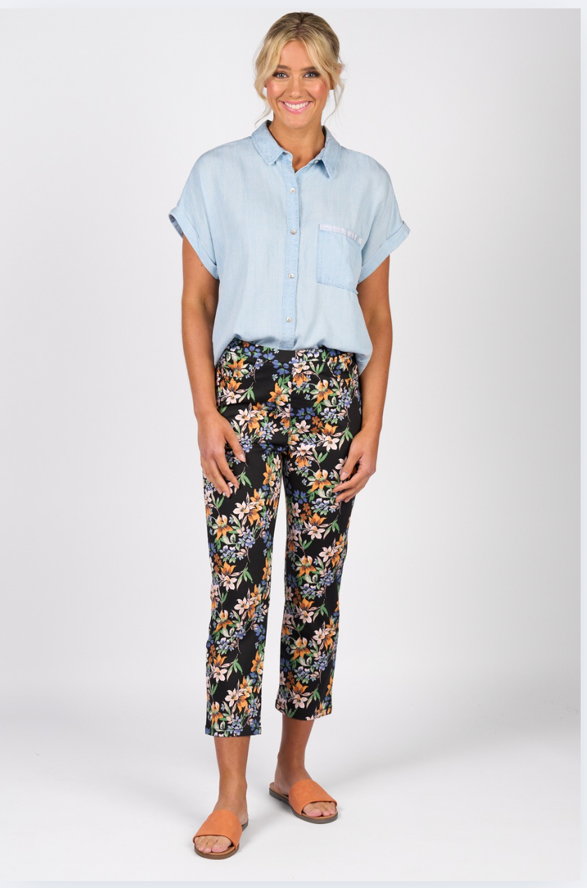 Vassalli Printed Slim Leg 7/8 Length Lightweight Pull on Pant in Grove