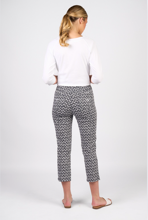 Vassalli Printed Slim Leg 7/8 Length Lightweight Pull on Pant in Fan