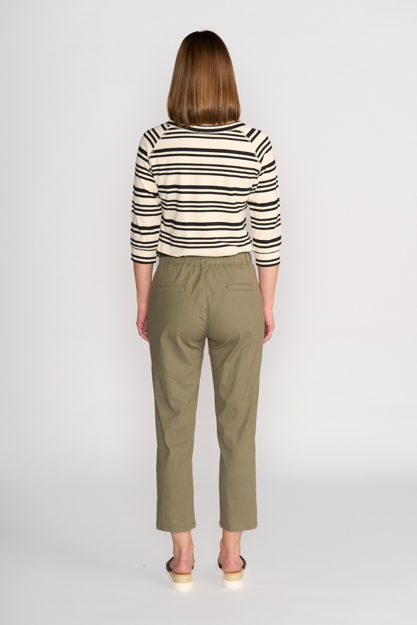 Vassalli Ankle Grazer Slim Leg Elastic Waist Pant in Army